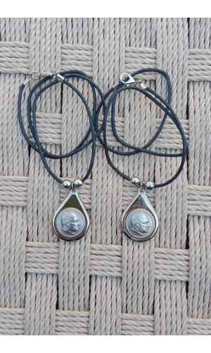 Beyaz Renkli Ataturk Siluetli Kabartmali Ozel Tasarimli Paslanmaz Celik Kolye