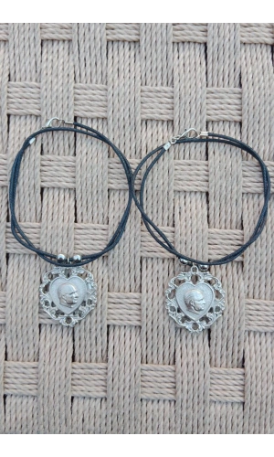 Beyaz Renkli Kalp Tasarim Kabartmali Ataturk Siluetli Paslanmaz Celik Kolye