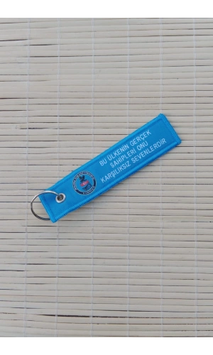 Bu ulkenin gercek sahipleri onu karsiliksiz sevenlerdir yazili mavi beyaz nakis islemeli bez anahtarlik