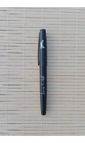 Gazi Mustafa Kemal imzali Lazer Baskili siyah renkli kapakli metal govdeli mavi roler uclu tukenmez kalem