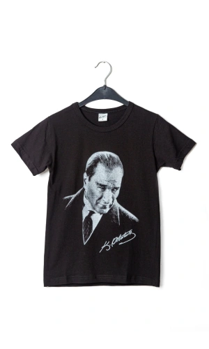 kisa kollu dijital baskili siyah beyaz ataturk resimli imzali cocuk tisort