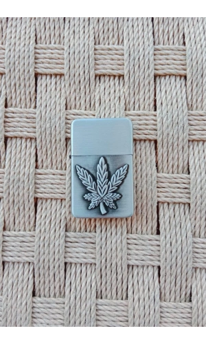 Metal Renkli Marijuana Desen Kabartmali Benzinli Zippo Cakmak