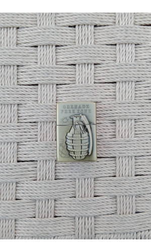 Ozel Tasarim Altin Sarisi Renkli Benzinli Grenade Free Zone Yazili Kabartmali El Bombasi Desenli zippo Cakmak