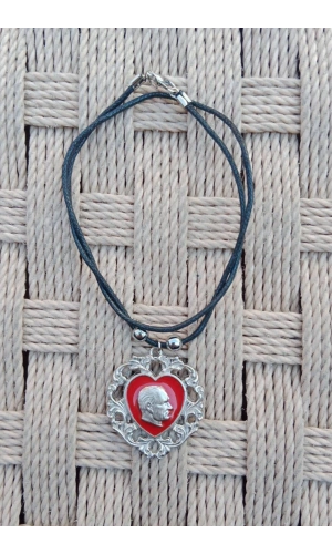Ozel Tasarim Kirmizi Beyaz Renkli Kalp Kabartmali Ataturk Siluetli Paslanmaz Celik Kolye