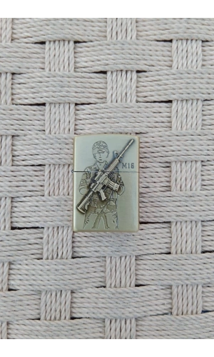 Ozel Tasarim Sari renkli M16 Tufekli asker kabartmali mermi ve hedef tahtali zippo Cakmak