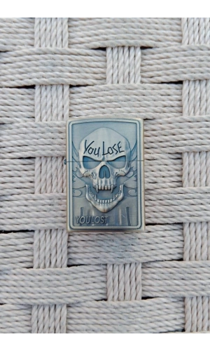 Ozel Tasarim Sari renkli You Lose You Lost Yazili Kuru Kafa kabartmali zippo Cakmak