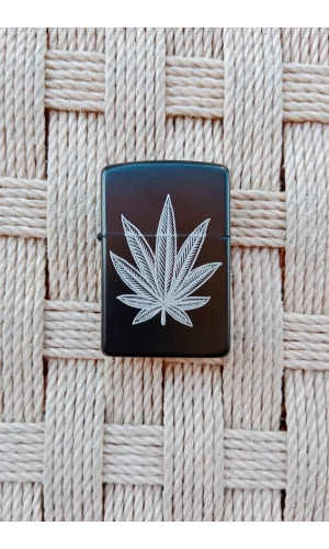 Siyah Renkli Marijuana Beyaz Amblemli Kabartmali Benzinli Zippo Cakmak