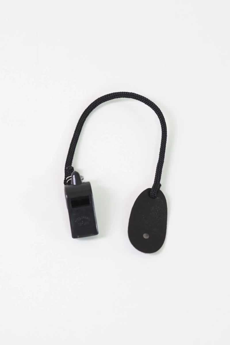 Kordonlu Dayanıklı Siyah Düdük Acil Durum ve Güvenlik Kullanımı