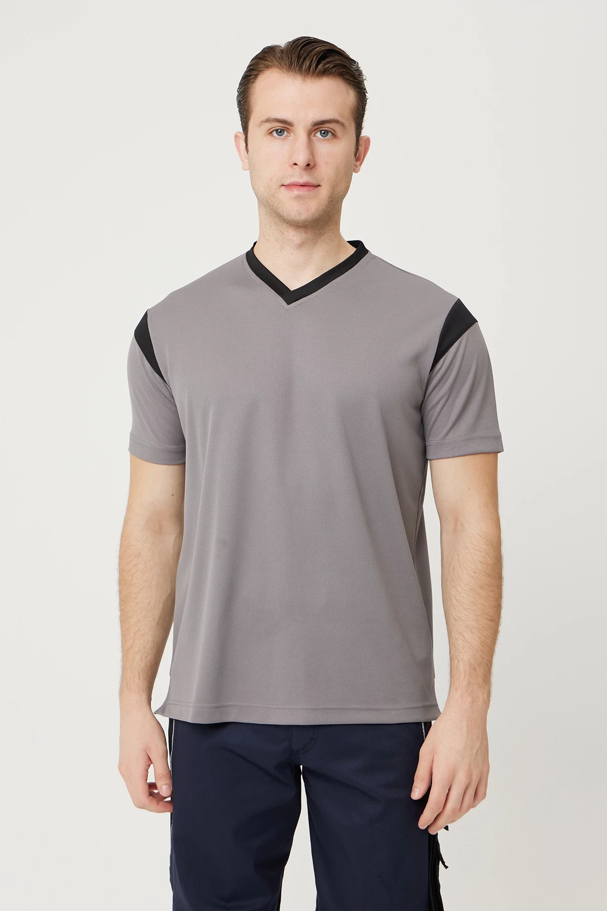 Allium V Yaka Tişört Nefes Alabilir Esnek ve Şık İş ve Günlük Kullanım İçin