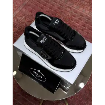 PRADA MİLANO SİYAH BEYAZ