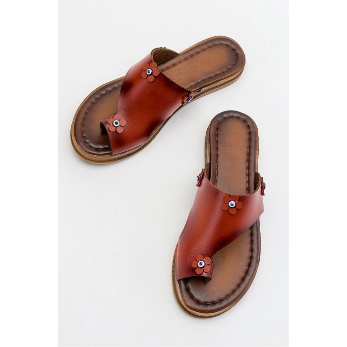 Angela Parmak Arası Çiçek Figürlü Deri Terlik