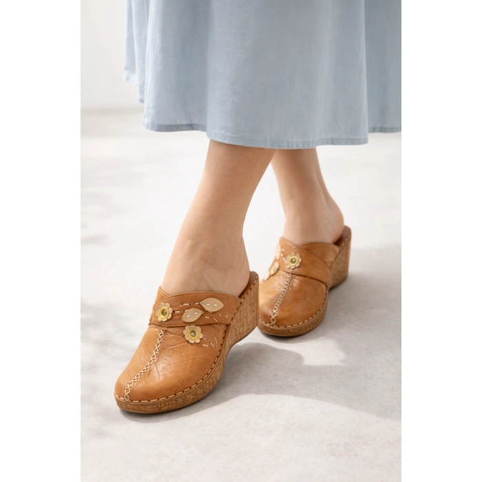 Kadın Hakiki Deri Çiçek Detaylı Bohem Tarz Rahat Mantar Taban Wedge Terlik