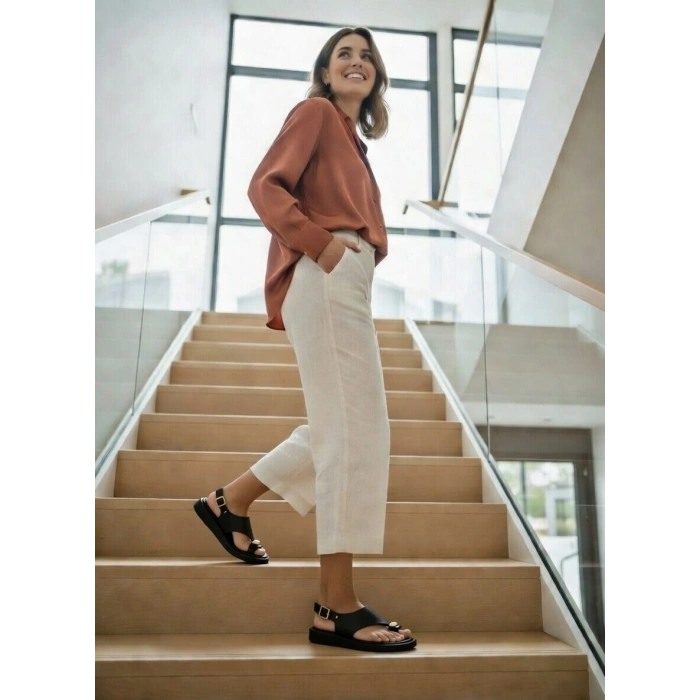 Larina Kadın Hakiki Deri Parmak Arası Gold Toka Detaylı Konforlu Günlük Sandalet