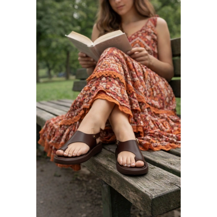 Larina Kadın Hakiki Deri Parmak Arası Düz Günlük Konforlu Sandalet