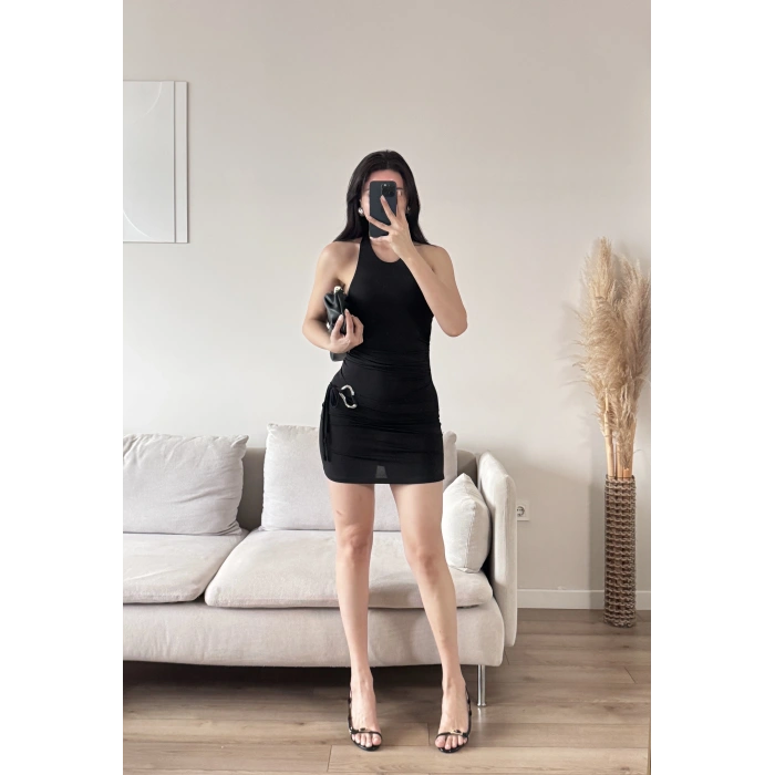 Yan Tokalı Boyun Bağlamalı Elbise - SİYAH