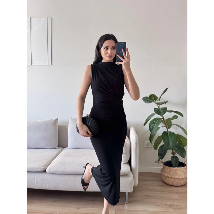 Dik Yaka Drapeli Elbise - SİYAH