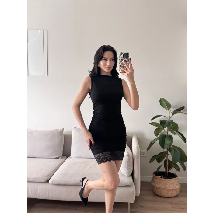 Eteği Dantel Yan Büzgü Elbise - SİYAH