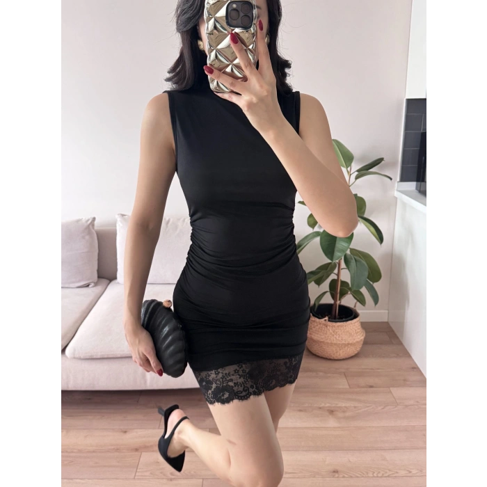 Eteği Dantel Yan Büzgü Elbise - SİYAH