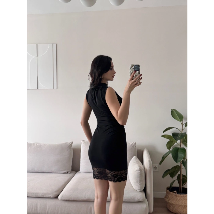 Eteği Dantel Yan Büzgü Elbise - SİYAH