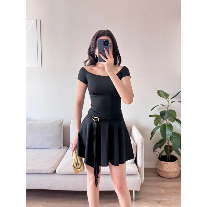 Kayık Yaka Kuşaklı Elbise - SİYAH