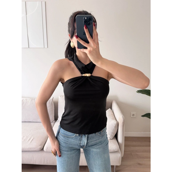 Halter Yaka Aksesuar Detaylı Bluz - SİYAH