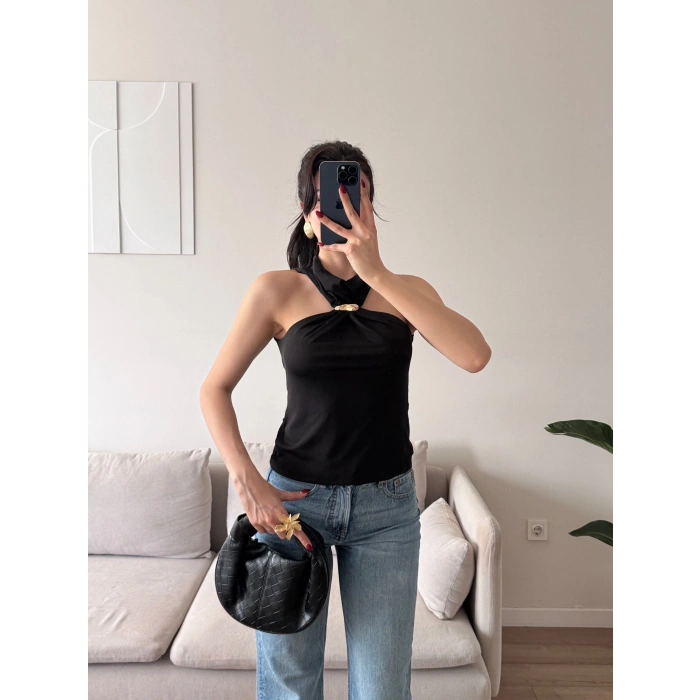 Halter Yaka Aksesuar Detaylı Bluz - SİYAH