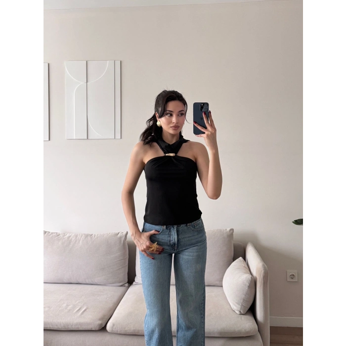 Halter Yaka Aksesuar Detaylı Bluz - SİYAH