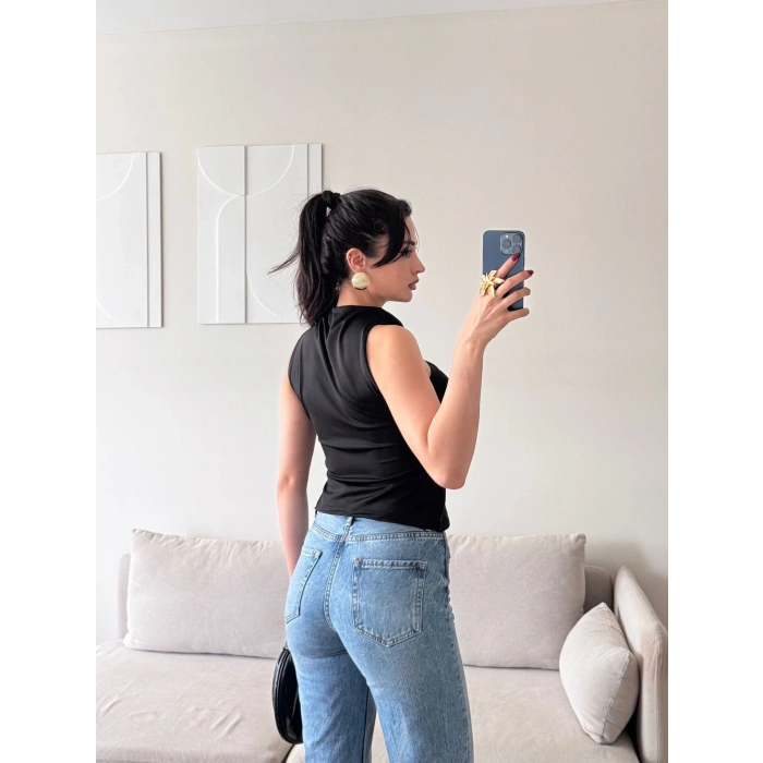 Halter Yaka Aksesuar Detaylı Bluz - SİYAH