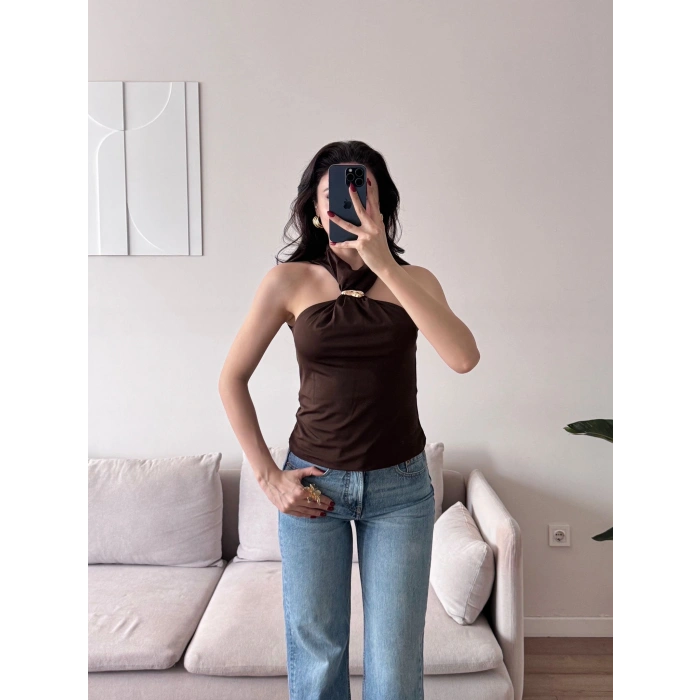 Halter Yaka Aksesuar Detaylı Bluz - KAHVE