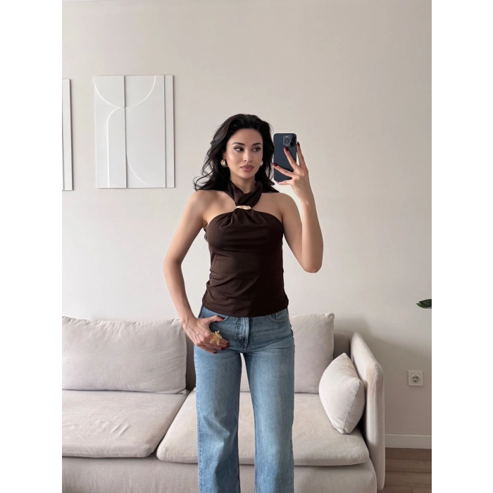 Halter Yaka Aksesuar Detaylı Bluz - KAHVE