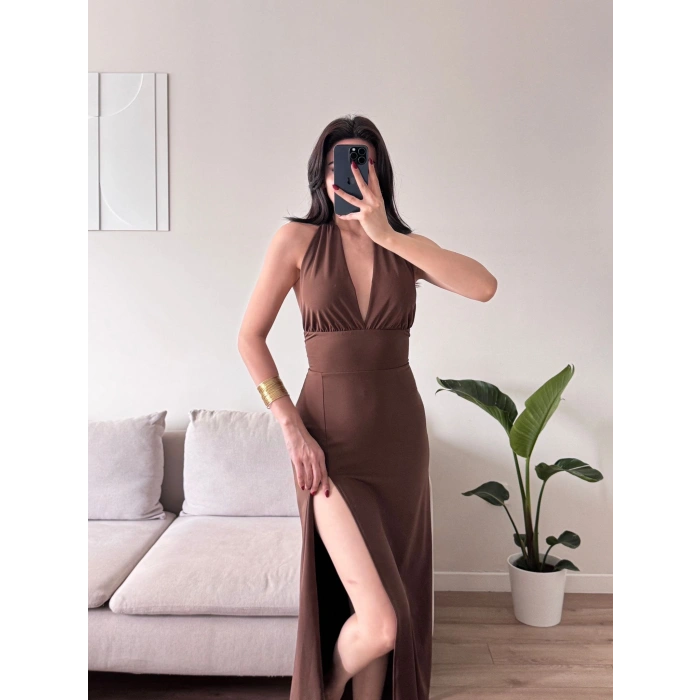 Halter Yaka Sırt Bağlamalı Yırtmaçlı Maxi Elbise - KAHVE