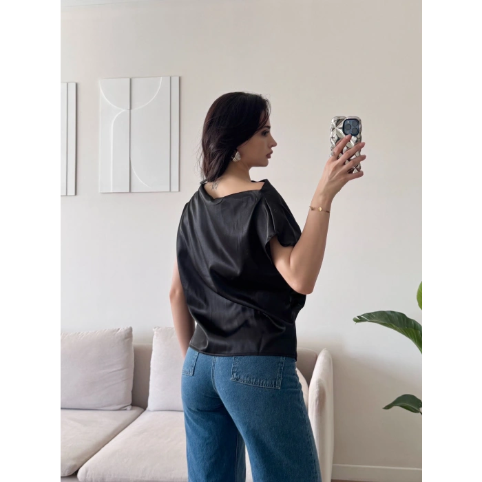 Kayık Yaka Saten Bluz - SİYAH