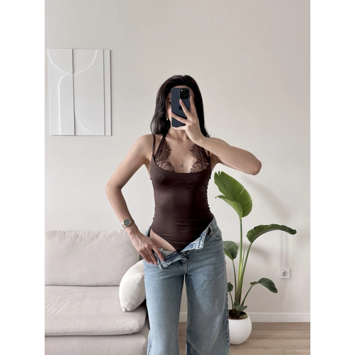 Boyun Geçmeli Güpürlü Bodysuit - KAHVE