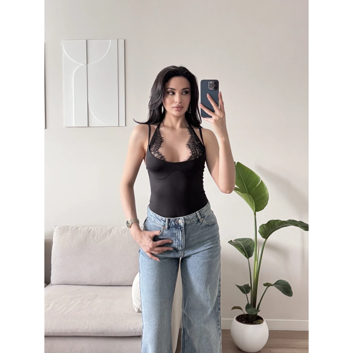 Boyun Geçmeli Güpürlü Bodysuit - SİYAH