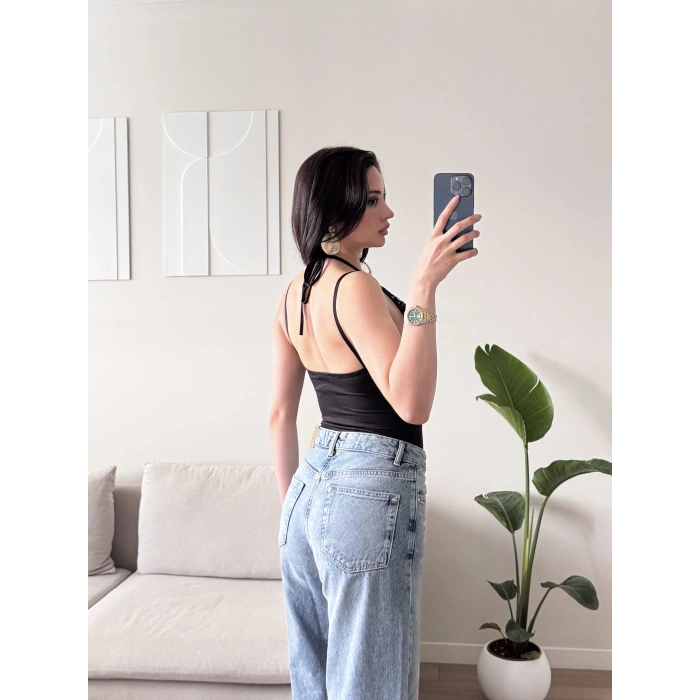 Boyun Geçmeli Güpürlü Bodysuit - SİYAH