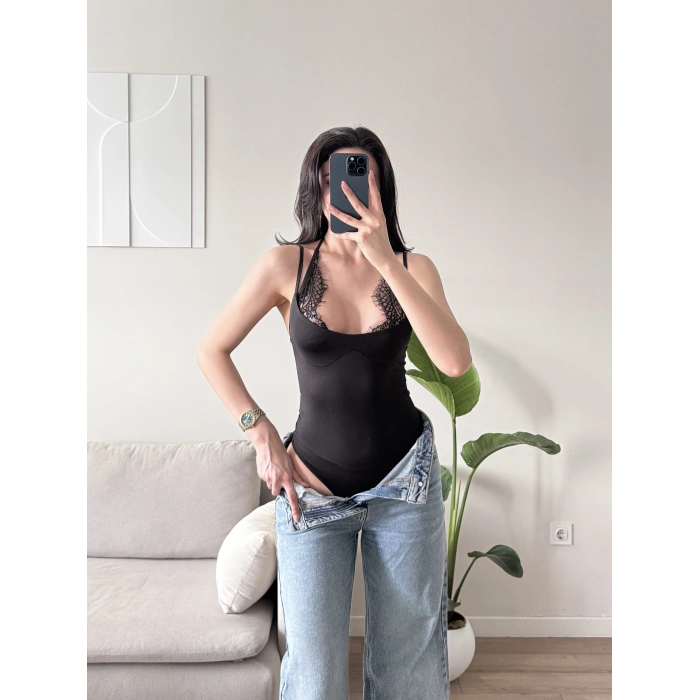 Boyun Geçmeli Güpürlü Bodysuit - SİYAH