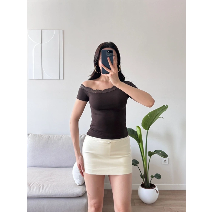 Kayık Yaka Dantel Detay Crop - KAHVE