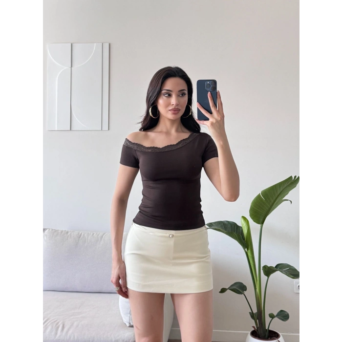 Kayık Yaka Dantel Detay Crop - KAHVE
