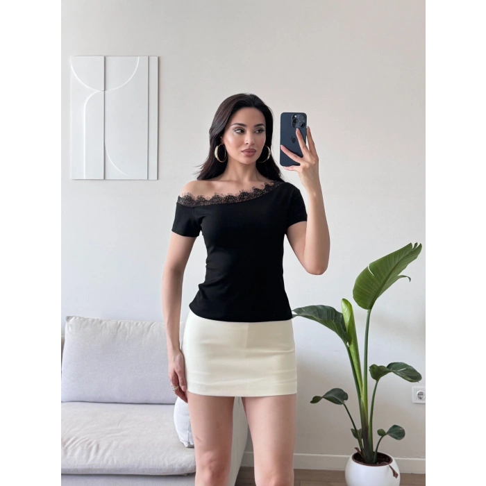 Kayık Yaka Dantel Detay Crop - SİYAH