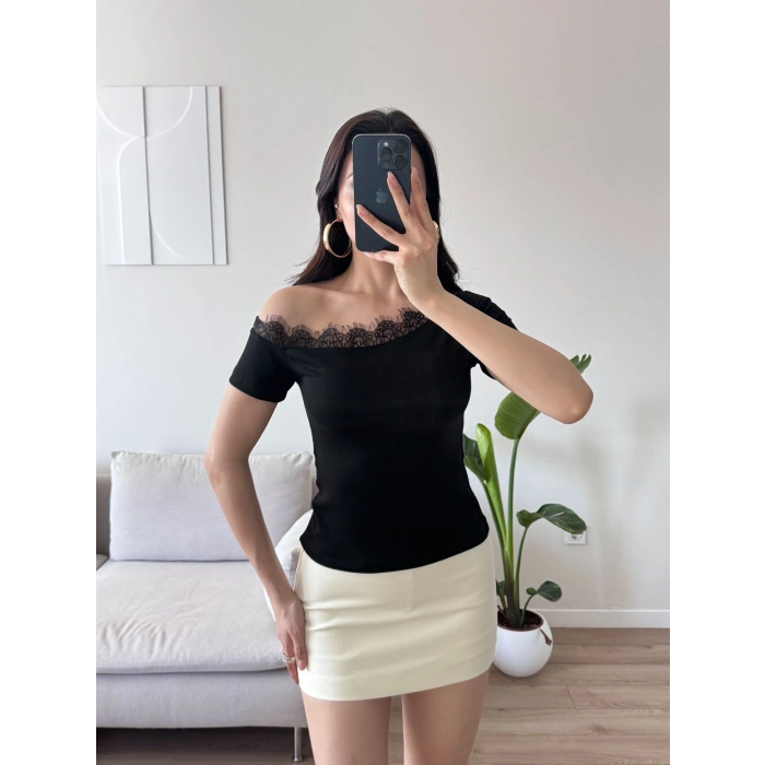 Kayık Yaka Dantel Detay Crop - SİYAH