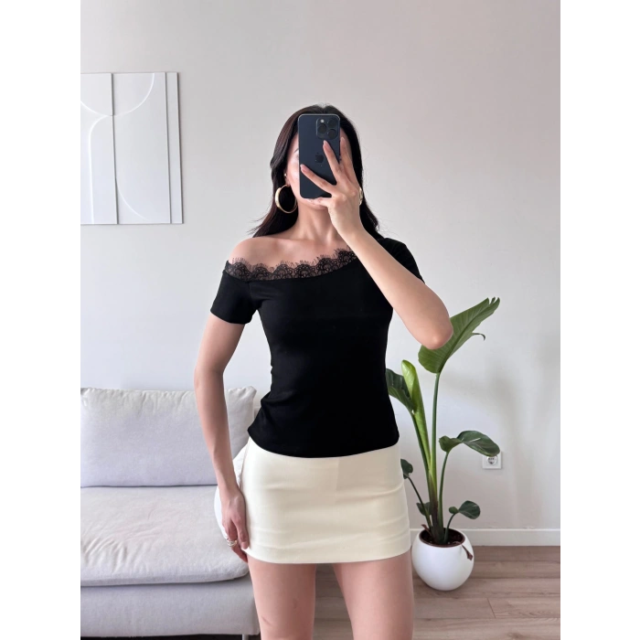 Kayık Yaka Dantel Detay Crop - SİYAH