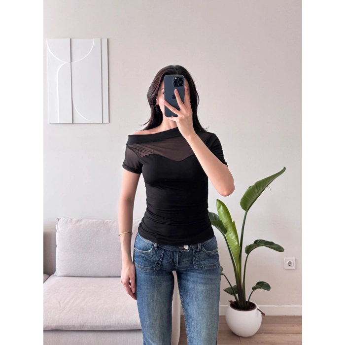 Kayık Yaka Tül Detay Crop - SİYAH
