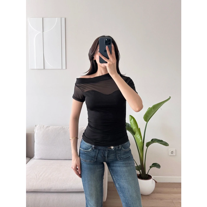 Kayık Yaka Tül Detay Crop - SİYAH