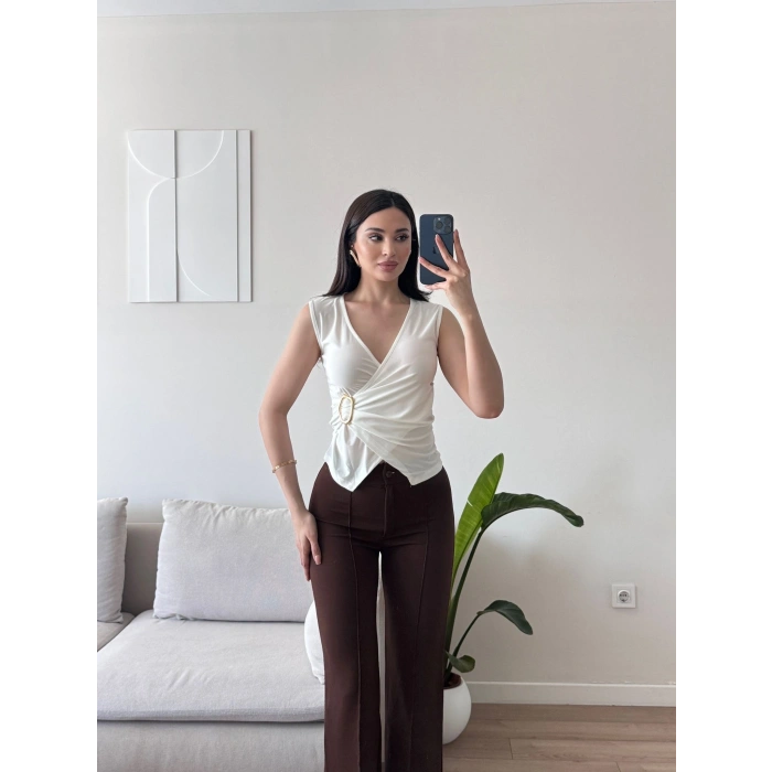 Kruvaze Yaka Tokalı Bluz - BEYAZ