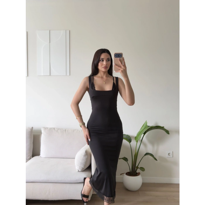 Güpürlü Kare Yaka Yırtmaçlı Elbise