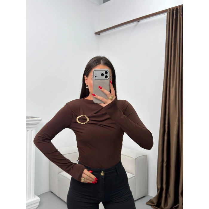 Aksesuarlı Kayık Yaka Bluz - KAHVE