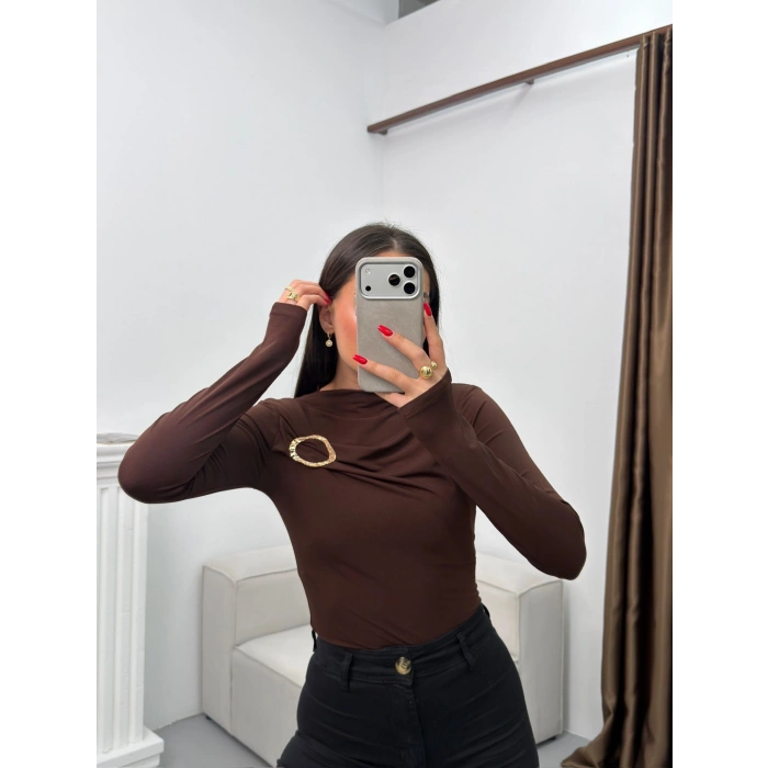 Aksesuarlı Kayık Yaka Bluz - KAHVE