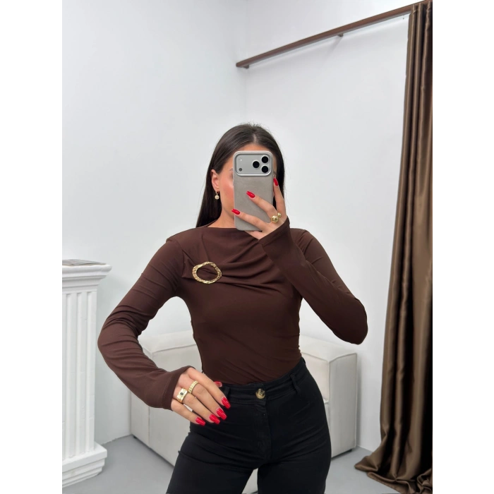 Aksesuarlı Kayık Yaka Bluz - KAHVE