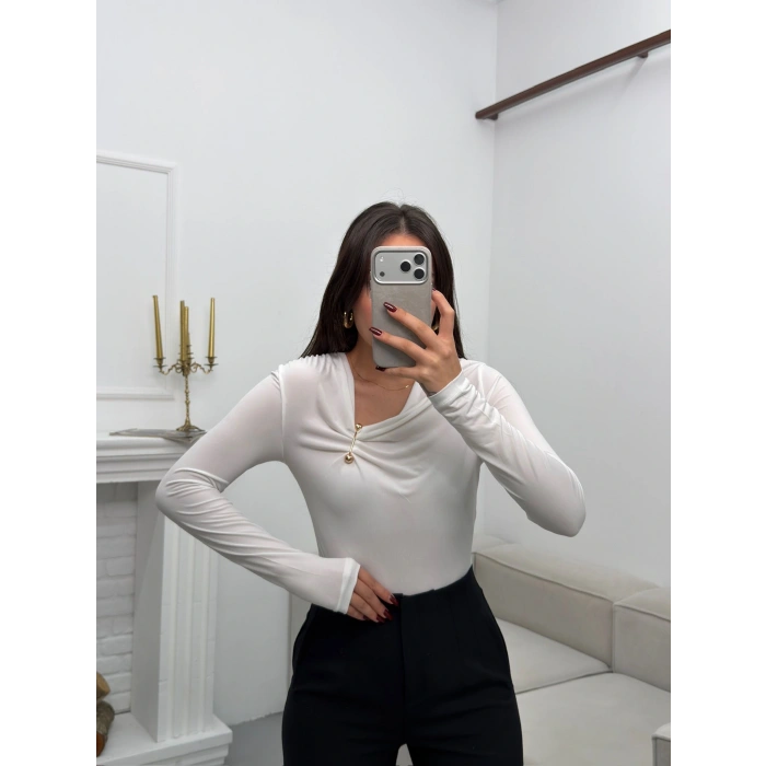 Asimetrik Aksesuarlı Bluz - BEYAZ