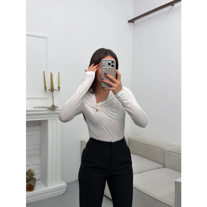 Asimetrik Aksesuarlı Bluz - BEYAZ